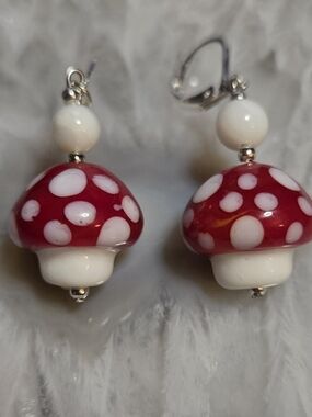 Red and White Mushroom Glass Drop Earrings With Mother Of Pearl Beads